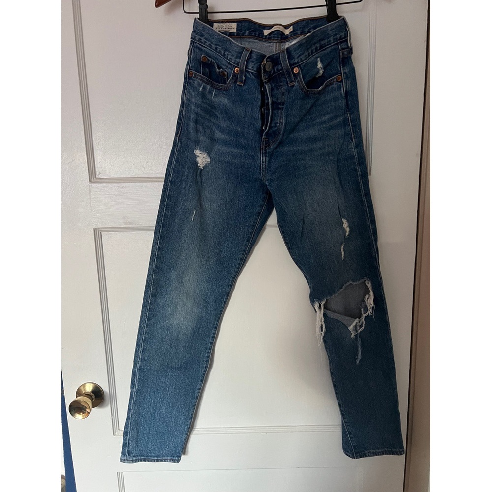 Super cute Levi’s. Wedgie style. Good condition. Size 25. Early worn.
